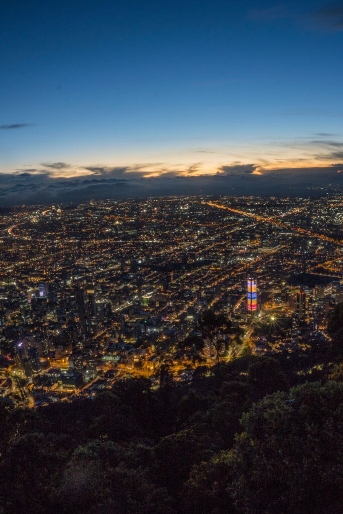 Panorámica nocturna de Bogotá iluminada vista desde los cerros orientales