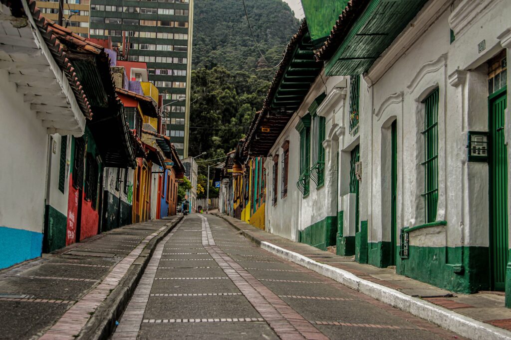 Calle colonial de La Candelaria en Bogotá, Colombia, con los cerros orientales al fondo